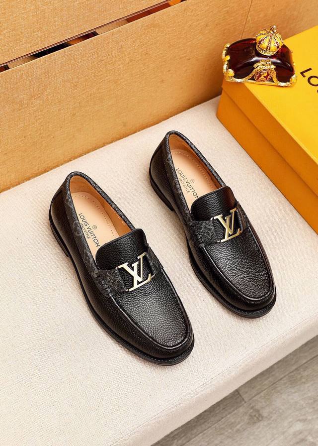 商品商标：Louis Vuitton 路易威登 休闲皮鞋 正码码数: 38-44 45订制 商品材料：精选 进口头层荔枝纹牛皮鞋面+奢华五金扣，进口头层牛皮内里