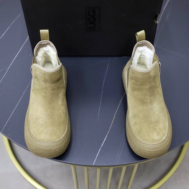 p澳洲进口加厚羊毛 品牌：Ugg正品代购 尺码：39 44 等级： 官网1:1 材料： 头层真皮防水防冻鞋面 真毛内里 原版防滑 柔软 耐磨大底 款式类别：男士