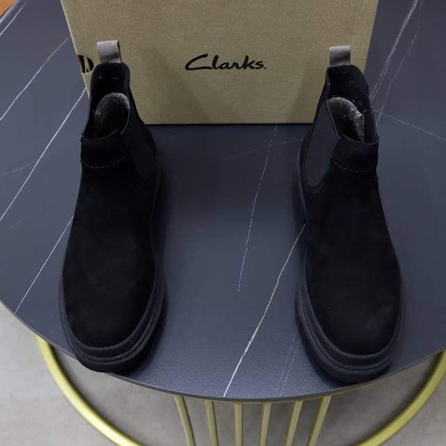 p皮里.绒毛里 奇乐.秋冬男士战靴，配有厚大底，极简主义设计散发充满现代感的迷人魅力。进口皮面，质感好，皮内里.保暖毛里. Size：39-44 38.45.定