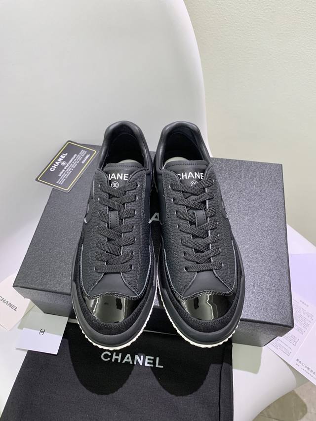 码数35-40。 41定做 Chanel 2025新款德训鞋来袭，直接美到心巴上！ 经典的品牌元素与德训鞋的利落轮廓完美融合，每一处细节都彰显着Chanel的奢