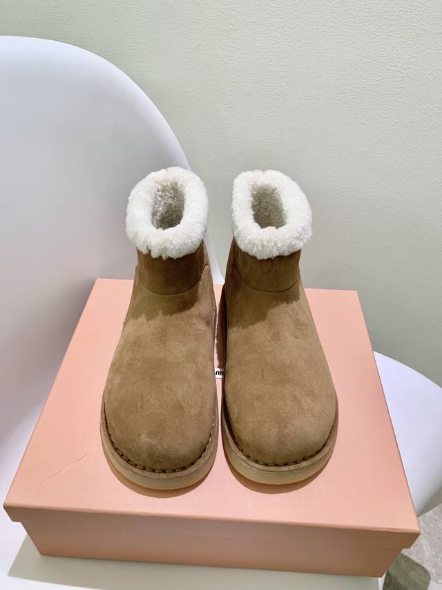 顶级代购版 Miumiu25Fw Deck Shoes 秋冬加绒保暖羊羔毛短筒雪地靴 结合了短靴与拖鞋的设计元素，鞋型圆润可爱，既有短靴的包裹感，又具备拖鞋的便