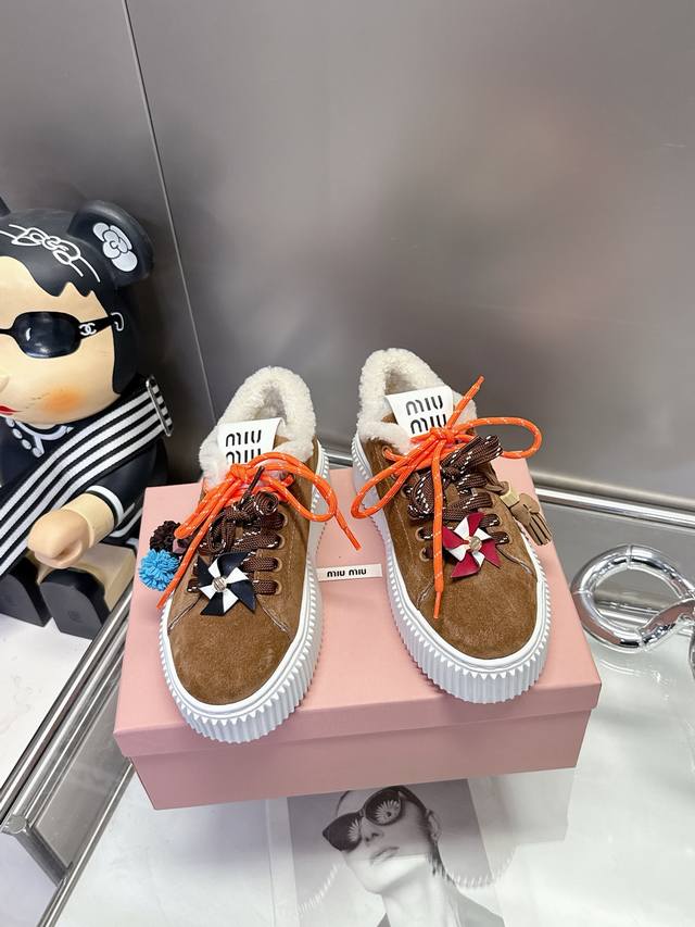 配饰花 Miumiu这波秋冬王炸：卡其 棕 杏三色调，真毛里裹脚暖，厚底踩出漫画腿，配饰吊花一缀，甜酷贵气全拿捏~冷天里的“脚边小火炉+造型利器”，上脚直接赢麻