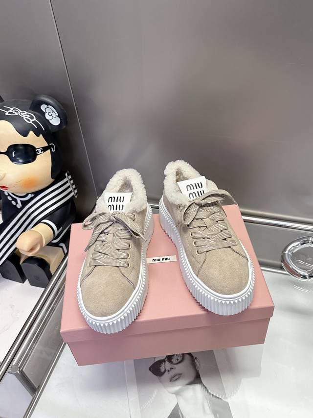 Miumiu这双 真毛鹿皮厚底鞋 ，是秋冬把“暖”和“贵气”焊在脚上的狠角色 真毛里像把羊绒围巾裹在脚边，踩进去的热乎劲儿是冻脚星人的“脚边小火炉”； 鹿皮软得