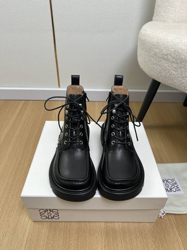 Loeve罗意威 2025 2025秋冬新品 专柜最新爆款复古檫色短靴鞋系列 这款罗意威檫色乐福鞋手工艺与匠心态度碰撞，天然材料与工艺擦出火花！帅气满分！真的是