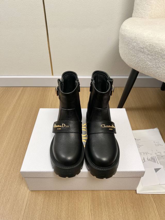 Dior迪奥 2025 D家2025秋冬新品 专柜最新字母扣短靴系列 原版购入开发 做货 这款 Run'n'dior 运动鞋是2025秋季系列新品，以优雅时尚的