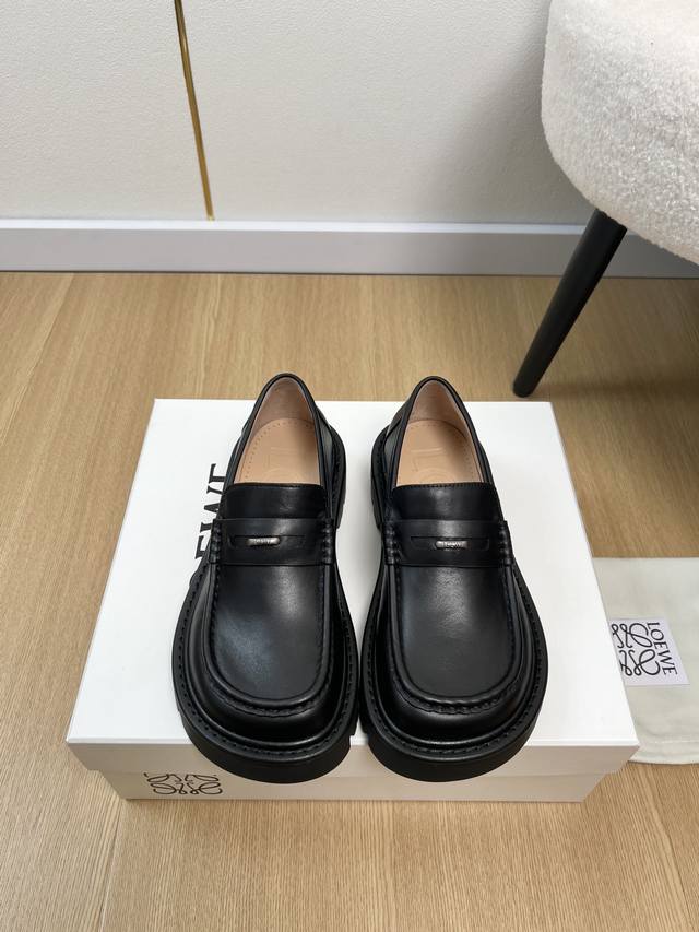 Loeve罗意威 2025 2025秋冬新品 专柜最新爆款复古檫色乐福鞋系列 这款罗意威檫色乐福鞋手工艺与匠心态度碰撞，天然材料与工艺擦出火花！帅气满分！真的是