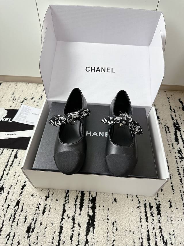 代购级 官网已认证配送飞机盒礼盒包装 小香26A 官网最新款 玛丽珍 专柜品质 所有材质都根据原版定制！购入正品开发 面料: 原版定制皮料羊皮 垫脚：原版定制羊