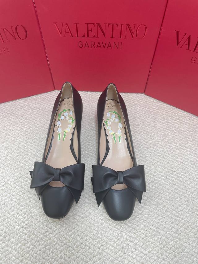 Valentino 华伦天奴25Ss早春 新品蝴蝶结凉鞋 高辨识度的个人风格靠拢 立体镂空蝴蝶结装饰灵动又温柔 方跟设计舒适度超好搭配 Vlogo标志精致优雅