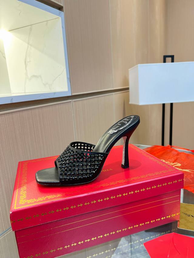 Rene Caovilla芮妮 乔薇拉 最新Rc高版本 春夏Cleo爆红系列，魅惑华丽的顶级硬货，方头楦形 小方跟设计 真丝镂空烫钻 绝美高跟拖鞋 明星同款，平