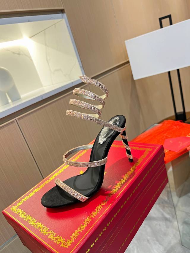 R C 最新Rc蛇形爆红Cleo系列，水晶缠绕脚环高跟凉鞋。简约却暗藏玄机，一点点灯光，整个鞋面波光粼粼，熠熠生辉。无论是在温暖热闹的派对，还是昏暗暧昧的场合，