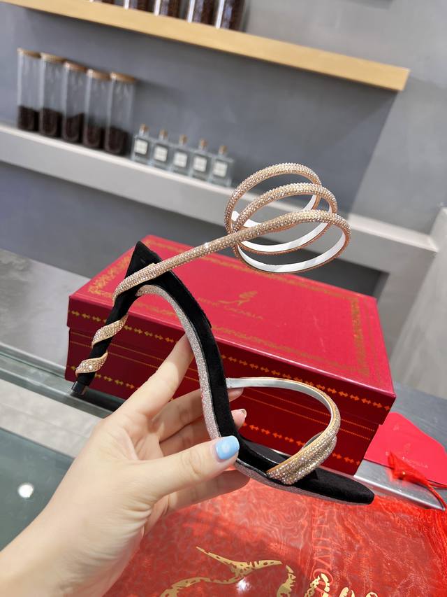 R C 重工Rc蛇形爆红Cleo系列，水晶缠绕脚环高跟凉鞋。简约却暗藏玄机，一点点灯光，整个鞋面波光粼粼，熠熠生辉。无论是在温暖热闹的派对，还是昏暗暧昧的场合，
