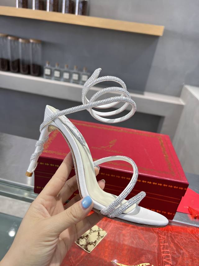 R C S重工Rc蛇形爆红Cleo系列，水晶缠绕脚环高跟凉鞋。简约却暗藏玄机，一点点灯光，整个鞋面波光粼粼，熠熠生辉。无论是在温暖热闹的派对，还是昏暗暧昧的场合