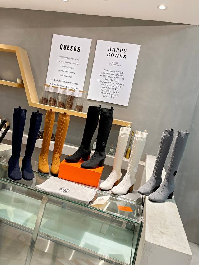 Herms 爱马仕 早秋新款弹力粗跟袜子靴 可以说这是H家最年轻的一款场靴了 专柜第一眼看见就入手，上脚无敌好看，特别秀气修饰脚型。现在这种季节穿最合适不过，独