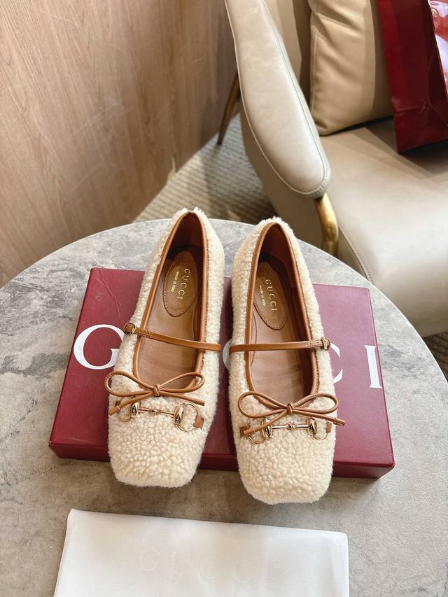 9099-12 卡其￥ 35-42 41 42订做不退换，这款标志性马衔扣平底芭蕾舞鞋采用方形鞋头，搭配雅致的蝴蝶结细节，向传统芭蕾舞鞋款型致敬。这件单品以美利