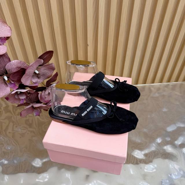 缪 缪 新款蝴蝶结 芭蕾舞半拖少女拖鞋 系列上新Miumiu 半拖 ★★★★★ 巴黎时装周最新走秀款，舒适度与时髦度并存的开挂全新系列，尖头与圆头设计搭配不同风