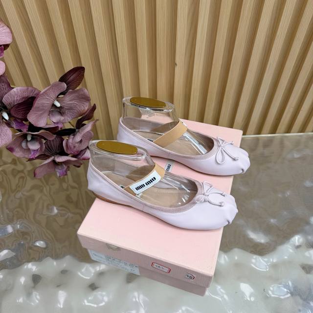 缪 缪 新款蝴蝶结 芭蕾舞半拖少女拖鞋 系列上新Miumiu 单鞋 ★★★★★ 巴黎时装周最新走秀款，舒适度与时髦度并存的开挂全新系列，尖头与圆头设计搭配不同风