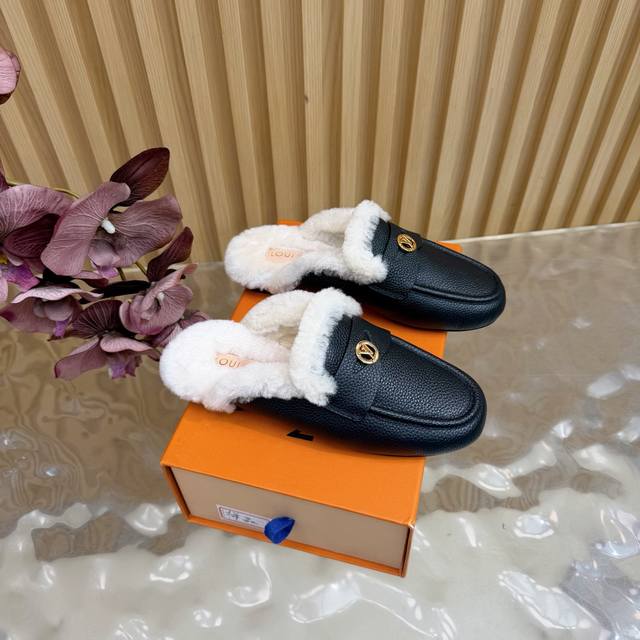 2025专柜同步更新 新款 Lv驴家新品金属圆标穆勒半拖毛拖 镌刻经典Lv标识的鎏金硬件熠熠生辉 既是品牌百年传承的视觉密码 亦是低调奢华的绝佳注脚。 包头设计