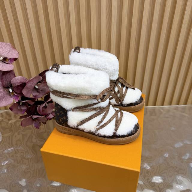 顶级版本 Lv 2025秋冬新款羊毛绑带雪地靴 日常Ootd就没有它搭配不了的 鞋头压花Logo点缀尽显精致感 鞋型真的值得我推一万年 非常修饰脚型 看着呆萌但