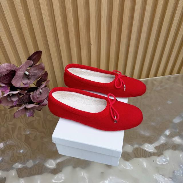 Celine思琳秋冬最新款凯旋门金属Logo 羊毛玛丽珍单鞋 超多明星网红种草 非常火的薄底慵懒风设计元素 简简单单的牛皮拼接加上品牌Logo点缀 非常有辨识度