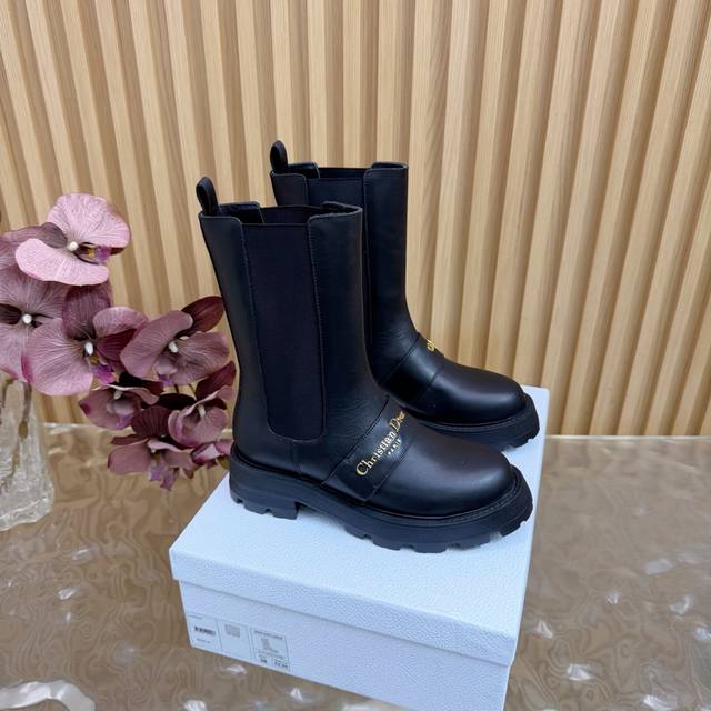 顶部版本专柜同步更新 Dior 秋冬 菱格车线机车短靴系列 延续D家永恒经典！这款鞋低调不失华丽 性感又不显张扬 鞋型是大家都爱的秀气款 非常非常显瘦 侧面整个