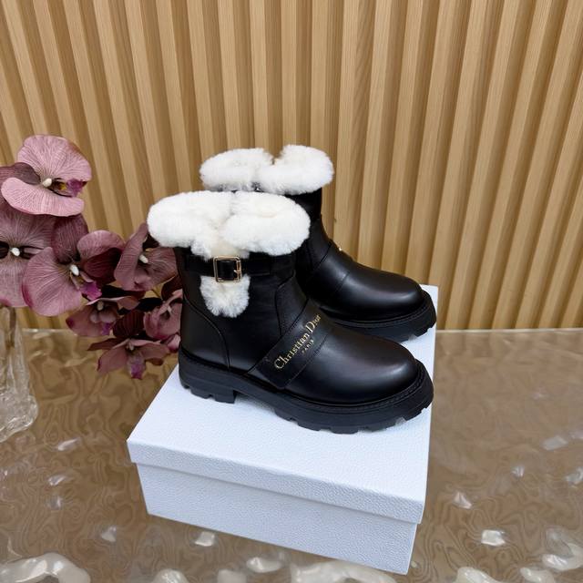顶部版本专柜同步更新 Dior 秋冬 菱格车线机车短靴系列 羊毛 延续D家永恒经典！这款鞋低调不失华丽 性感又不显张扬 鞋型是大家都爱的秀气款 非常非常显瘦 侧