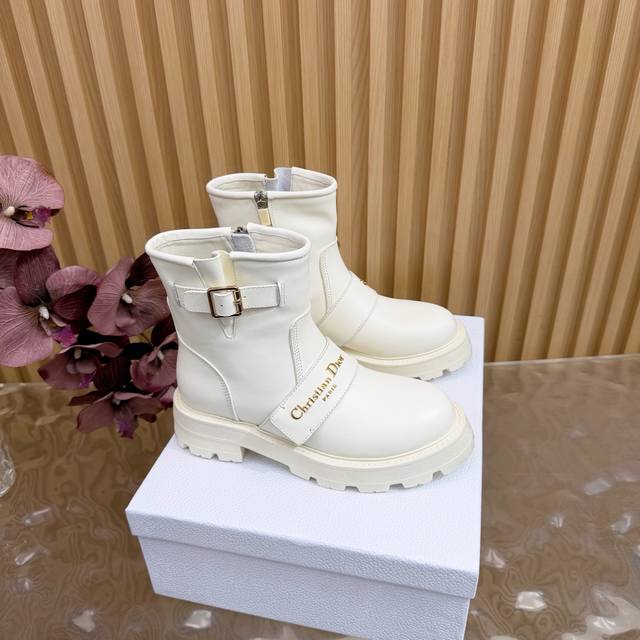 顶部版本专柜同步更新 Dior 秋冬 菱格车线机车短靴系列 延续D家永恒经典！这款鞋低调不失华丽 性感又不显张扬 鞋型是大家都爱的秀气款 非常非常显瘦 侧面整个