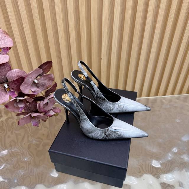 顶级品质Saint Laurent 圣罗兰Lee金属钻链条尖头高跟鞋Ysl姐姐的美丽尤物高跟鞋 又是人间圣罗兰 Rose同款的高跟鞋化很好修饰脚型，奢华金属链