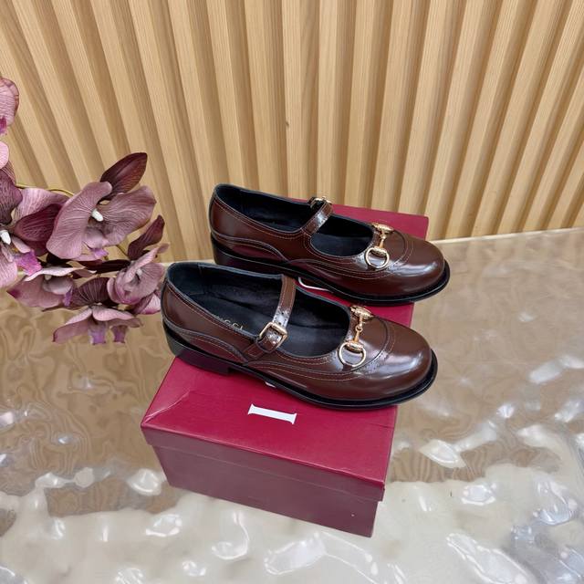 Gucci古*驰2026春夏最新爆款 半拖 单鞋马衔扣系列 穿搭上配此鞋，优雅大方，晶莹剔透，无论种各配件材质，都是家独一比一定制，必到做原版零距离，整系个列都