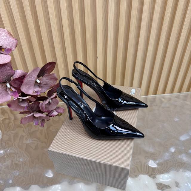 顶级版Christian Louboutin 2025S原版Cl全新秀款高跟鞋～ 时装走秀红底凉鞋 新款红底金属跟火红玫瑰高跟鞋 没什么好说的就是一整个美疯#致