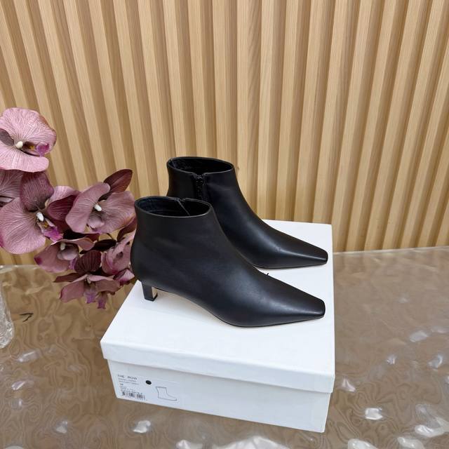The Row 25S秋冬新款猫跟短靴 复古尖头元素 短靴 靴身线条利落流畅 从鞋头到靴筒一气呵成 尖头设计堪称腿长“作弊神器” 瞬间延伸腿部线条 让双腿看起来