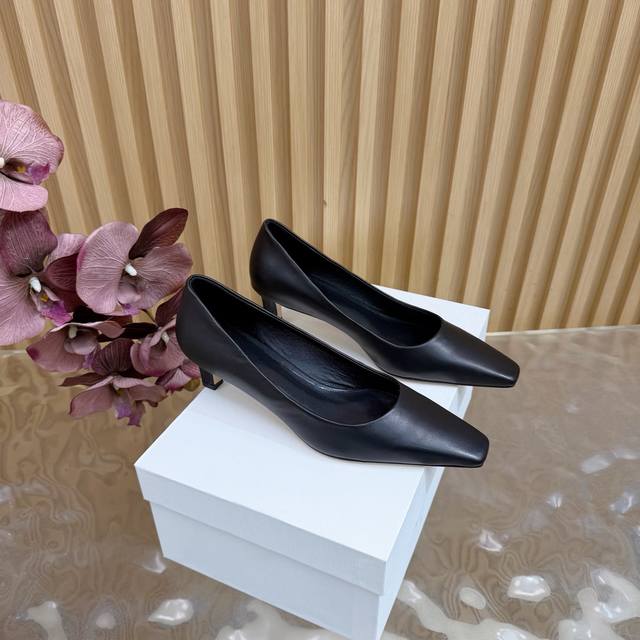 The Row 25S秋冬新款猫跟单鞋 复古尖头元素 靴身线条利落流畅 从鞋头到靴筒一气呵成 尖头设计堪称腿长“作弊神器” 瞬间延伸腿部线条 让双腿看起来笔直修