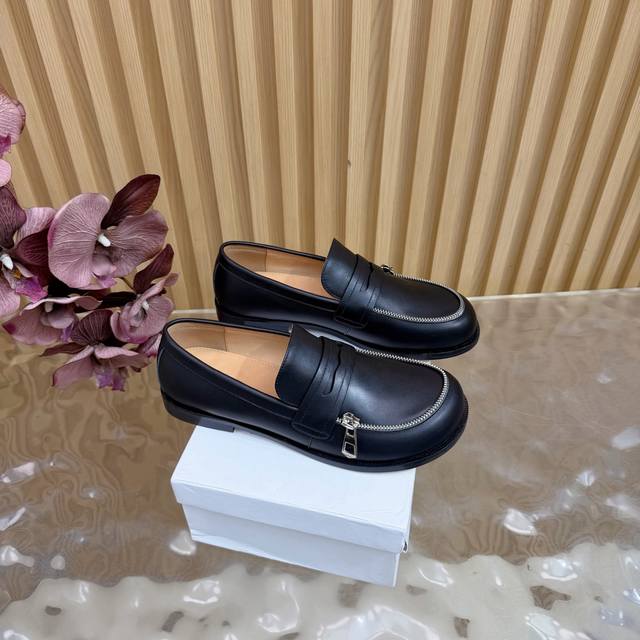 高品质Jwanderson25春夏最新走秀款拉链装饰 单鞋 没有撞色的强烈感，但依旧吸睛！鞋面搭配拉链五金 超结实针脚，线条流畅转角弧度自然，干净利落！ 圆圆的