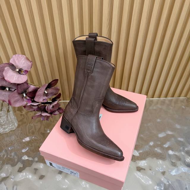 Miumiufw25 New Arrival～ 缪缪 25Ss 秋冬尖头马丁靴 骑士靴 新款中筒靴 时尚跟靴 绒面 皮面 简约鞋面点缀 高级感满满 上脚超级有型