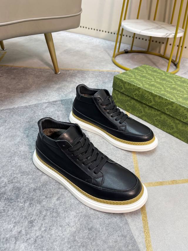 单里 绒里 古驰男士休闲短靴，乐福鞋意大利进口打蜡牛皮鞋面，弹性十足 运动风范。轻盈的橡胶鞋底则更为鞋子添增了一线现代感。 码数：38-44 45 订做 标准皮