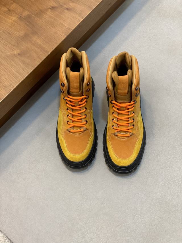 Ferraga*菲拉格慕男士秋冬及踝靴，体现经典的优雅气质。高雅的外观搭配修长的版型，进口牛皮打造，舒适轻盈，套脚式穿脱方便，内里本染小牛皮，超轻发泡大底，后置