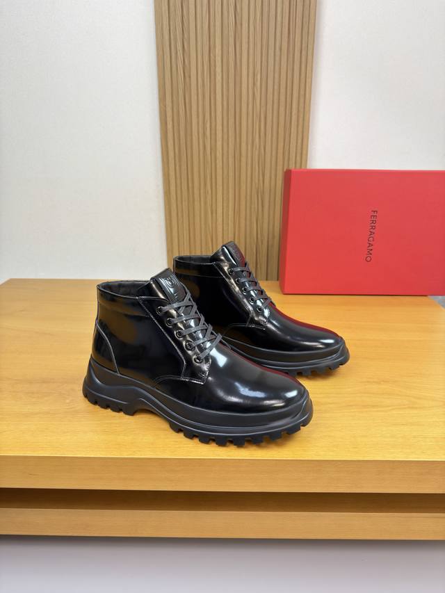 Ferragamo 菲拉格慕 -高端品质 原单.高帮鞋 -鞋面：高丝光反绒小牛皮、鞋舌空压品牌图腾、完美拼接 -内里：澳洲真羊毛 -大底：超轻Tpu发泡；成型大