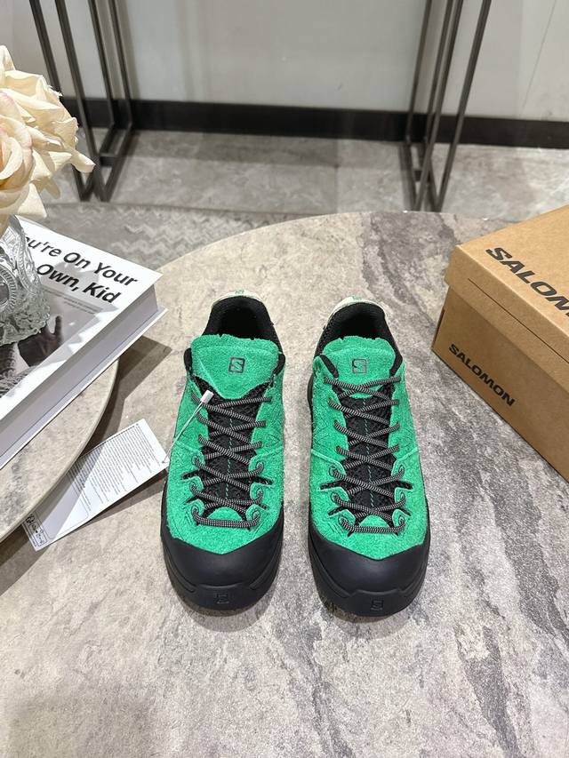 Salomon萨洛蒙25Ss新款Aero Glide3 Grvl跑鞋 这款混合鞋款采用优质设计，包括长绒面革鞋面、橡胶鞋头和侧边动力带，可在各种地形中为您的双脚