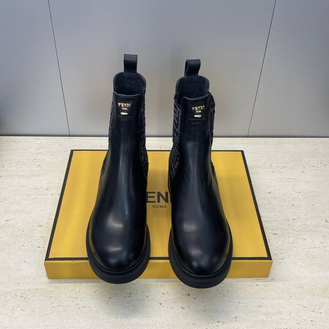 工厂p价p Fendi 2025秋冬新款切尔西弹力机车女短靴 芬迪字母Logo五金扣厚底低跟圆头骑士军靴 材质：鞋面进口小牛皮+水染牛皮内里+原版开模防滑Tpu