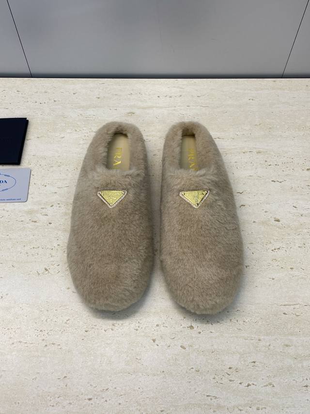 工厂p价p prada 2025秋冬新款女鞋 普拉达字母Logo五金扣穆勒鞋 明星同款平底圆头居家毛毛拖鞋 材质：鞋面进口羊羔毛+水染羊皮内里+原版开模Tpu大