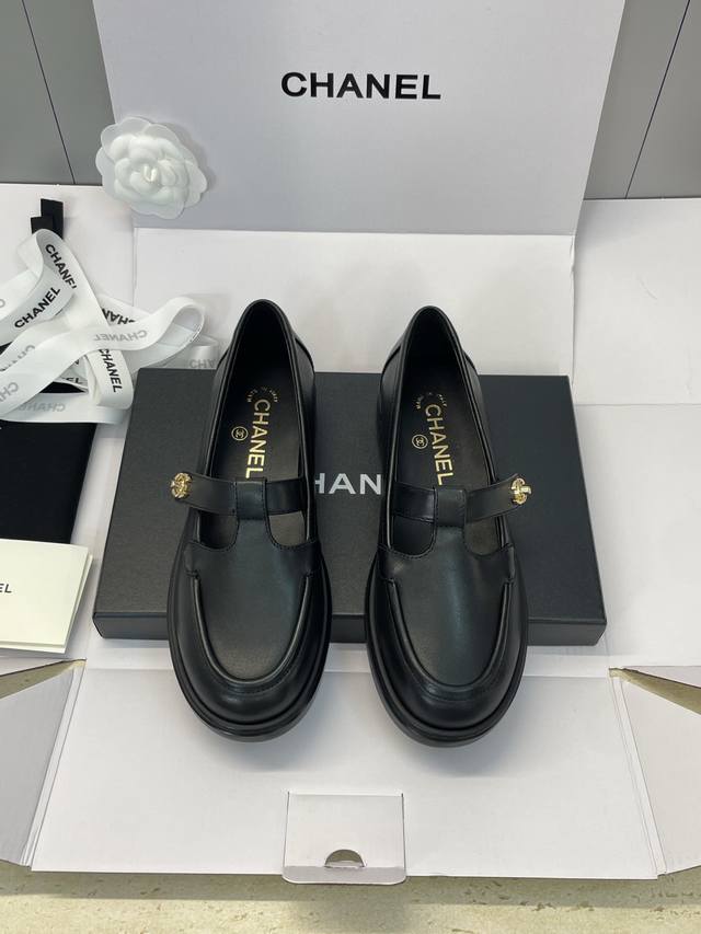 工厂p价p 莞产 代购级 Chanel 香奈儿 2025秋冬走秀新款厚底乐福女鞋 小香字母Logo五金扣圆头低跟女单鞋 材质：鞋面进口小牛皮+混种羊皮内里+原版