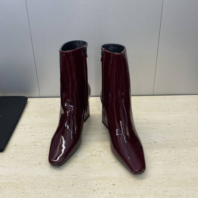 工厂p价p Saint Laurent 圣罗兰 2025秋冬新款粗跟侧拉链及裸女靴 Ysl字母Logo方头高跟机车骑士短靴 材质:鞋面进口牛漆皮+混种羊皮内里+