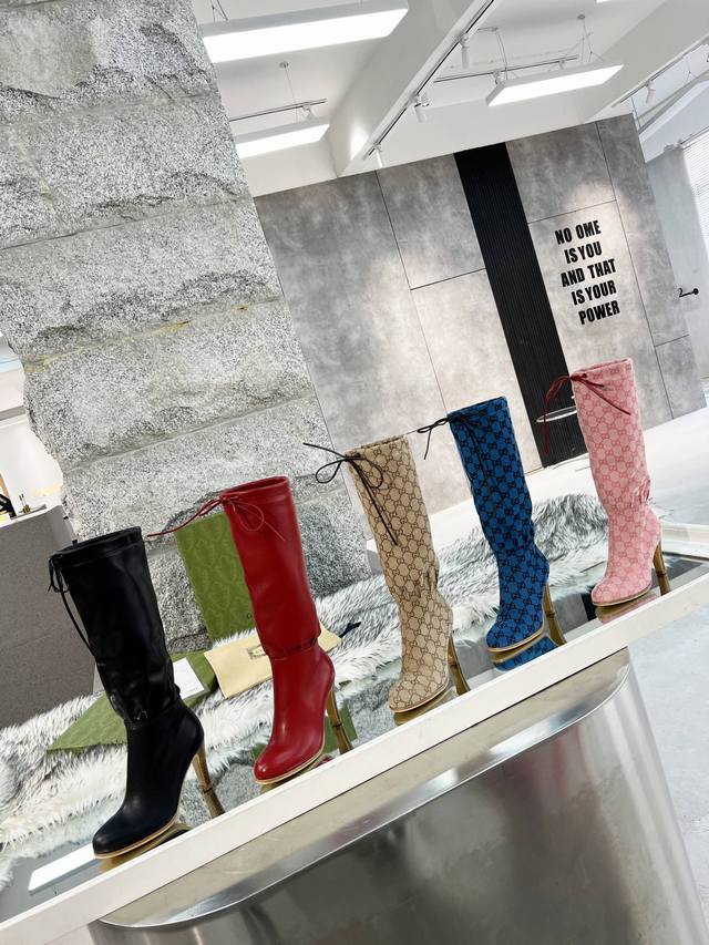 2025年Gucci最新款 高跟8.5Cm，靴筒高40Cm，大腿围39Cm。 布面橡胶底p：340米， 真皮底p： 米。 混种羊皮橡胶底p：520米， 真皮底p