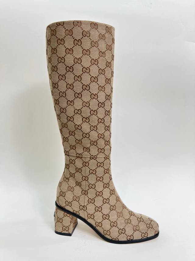 出厂价pp：真皮大底 米 橡胶底 米。 特殊专属面Logo。 Gucci专柜同步高跟粗跟侧拉链长靴 此款采用优质透气内里，专柜同渠道真皮大底， 跟高:6Cm，