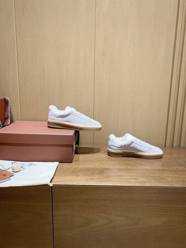 诺悠翩雅德训鞋男女新款 好穿、百搭没得话说，出乎意料的好，果断入手。鞋面和鞋底都非常柔软，值得一提的是采用宽脚楦的设计，前面部分随着脚趾收窄。做到又舒服又显脚瘦