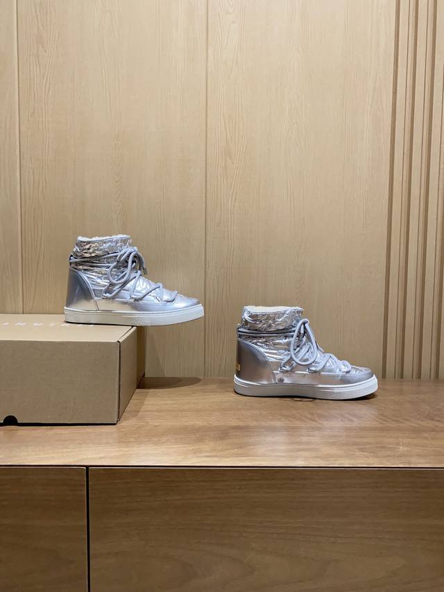 五角星 Inuikii 来自瑞士的寒冷之美 Inuikii皮毛一体防滑增高雪地靴 北欧爆单品，Ins博主疯狂大秀 全鞋采用进口牛皮 结合羊皮毛一体材质 纯手工制