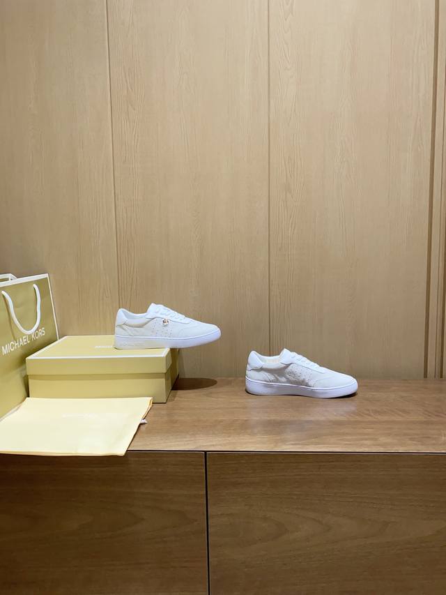 Michael Kors 2025春季新款单鞋 材质：进口头层牛皮+进口羊京+进口羊皮里 做工：两侧都是数码冲的透气小孔 女款35-42女款 35、41女、42
