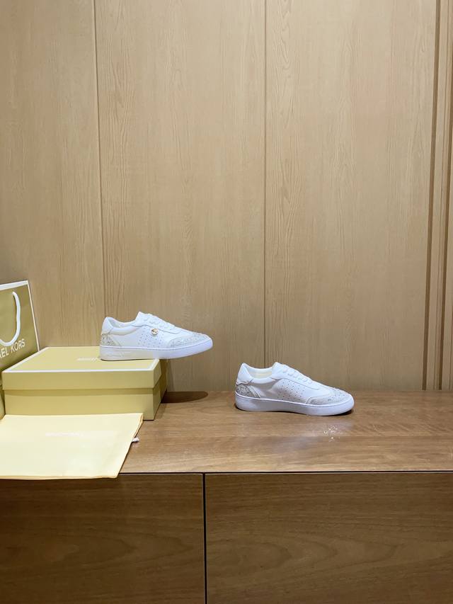 Michael Kors 2025春季新款单鞋 材质：进口头层牛皮+进口羊京+进口羊皮里 做工：手工进口烫钻+两侧数码冲透气小孔 女款35-42女款 35、41