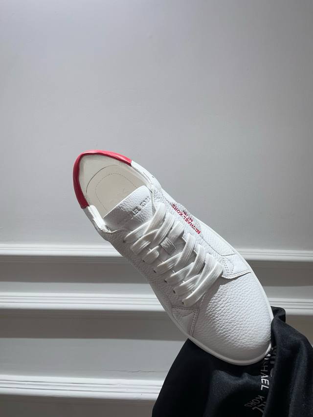 Michaelkors 印花系列平底休闲运动鞋 男款 经典老花印花工艺 面料：原版印花皮革 内里：透气羊皮 大底：防滑原版橡胶大底 码数：男款39-45 工厂p