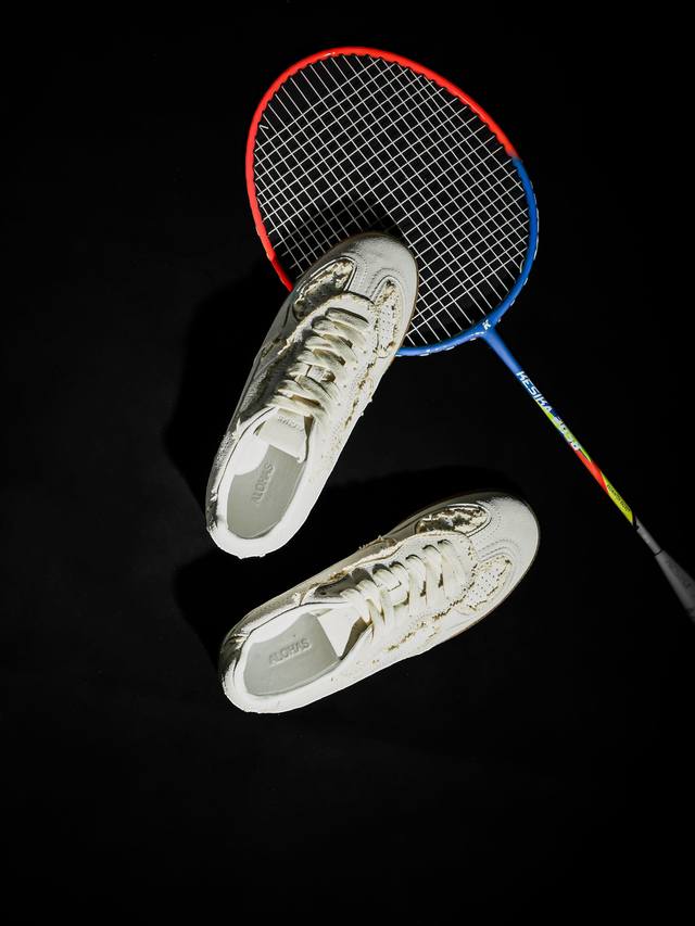 西班牙小众品牌蕾丝德训鞋 纯手工制作的小众鞋子，Ins超国外众多博主穿搭款 面料：进口高丝光牛反绒 内里：亲肤羊皮 垫脚：高弹记忆乳胶+羊皮 大底：防滑橡胶大底