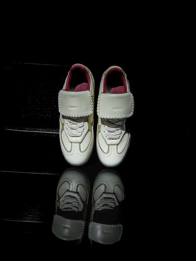 西班牙小众品牌德训鞋 纯手工制作的小众鞋子，Ins超国外众多博主穿搭款 面料：头层牛皮 内里：亲肤羊皮 垫脚：高弹记忆乳胶+羊皮 大底：防滑橡胶大底 码数：35